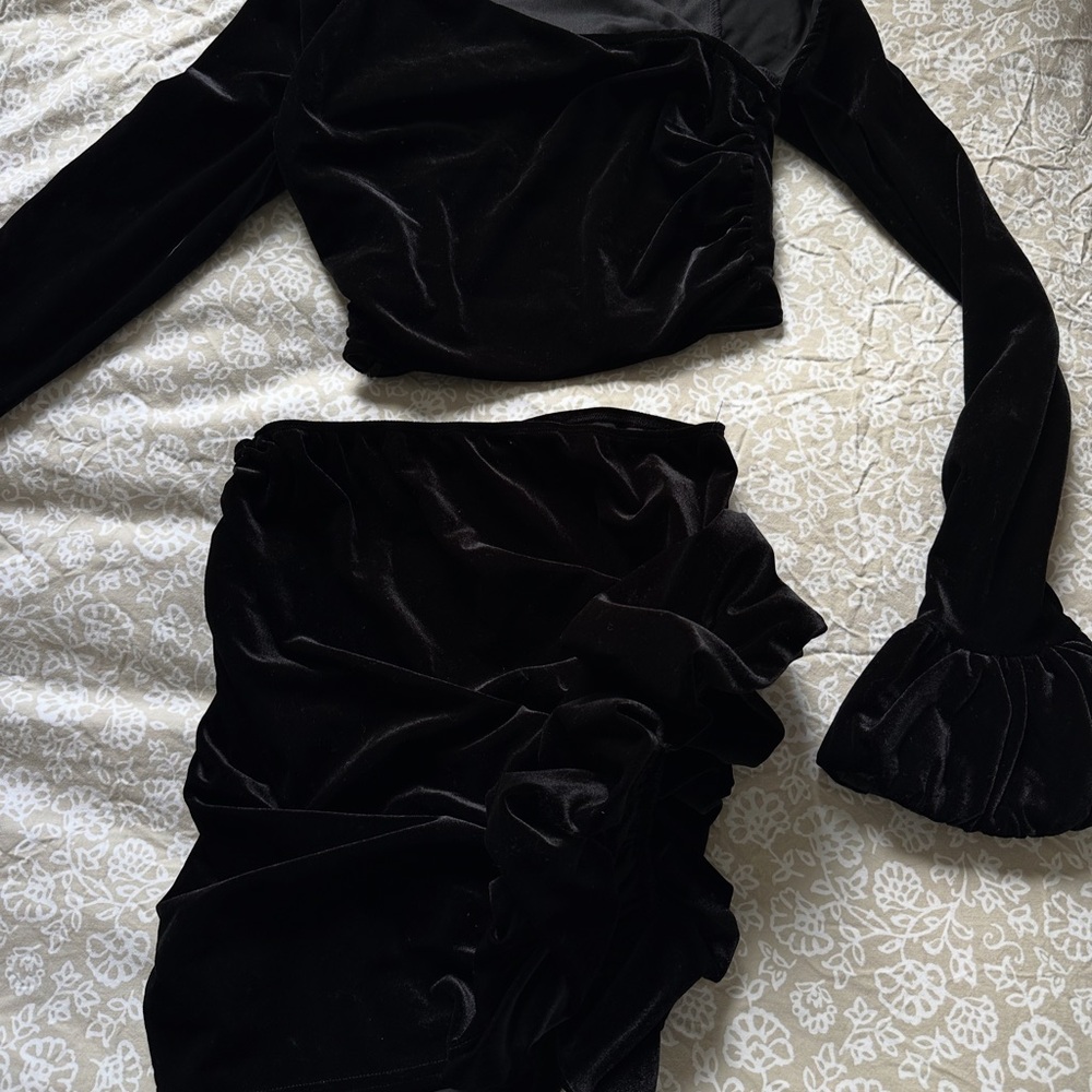 PrettyLittleThing Black Velvet Midi Skirt